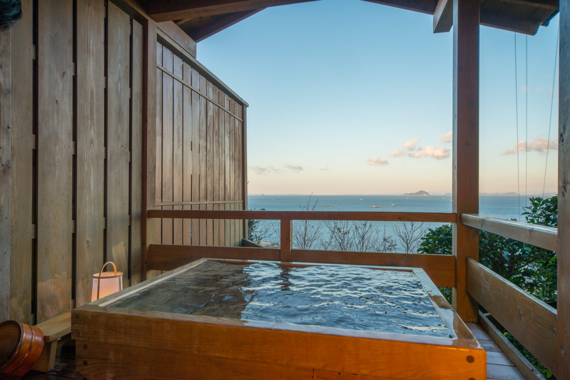 「華彩庵」専用の露天風呂から眺める太平洋は圧巻。