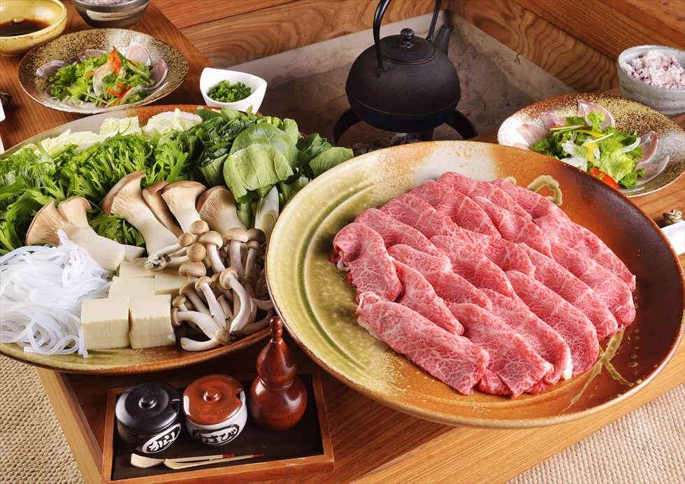 「鉄鍋で楽しむ伊賀牛ミスジ牛肉のしゃぶしゃぶ」 8,000円/名。