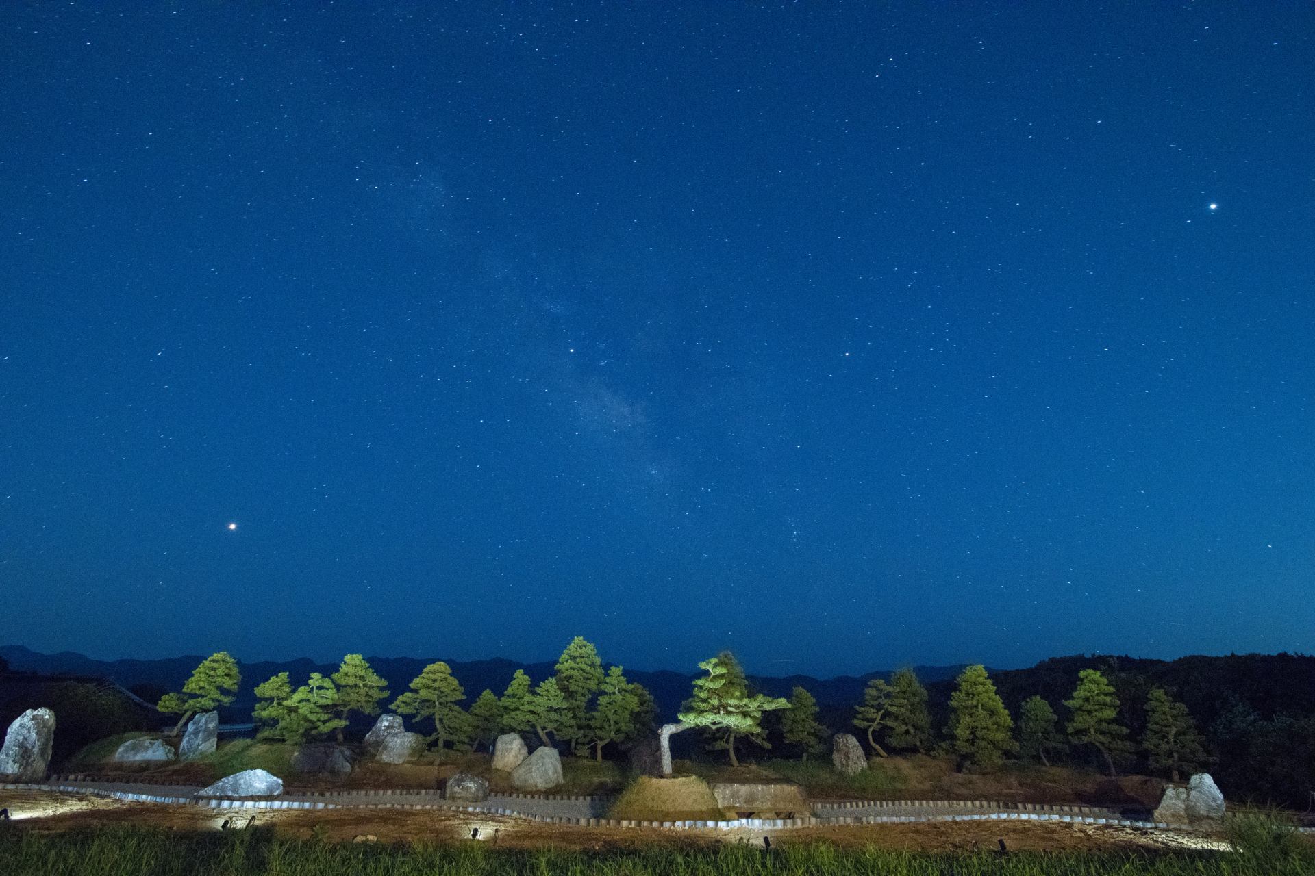 夏の夜空一面を星が埋め尽くす幻想的な風景。