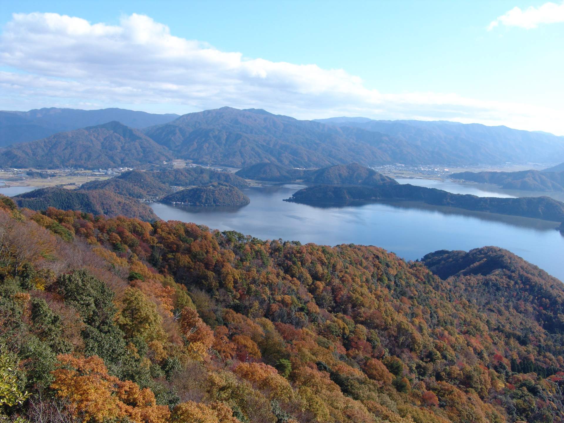 秋は山全体が紅葉。湖面とのコントラストを楽しんで。