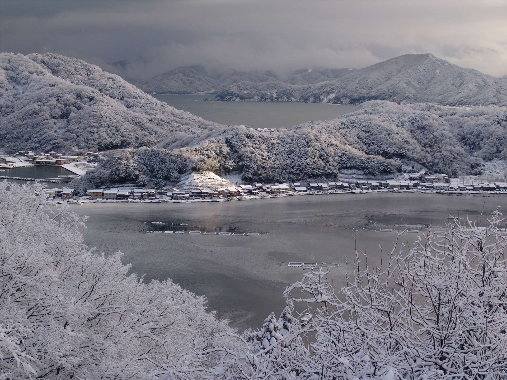 真っ白な雪景色は別世界に迷い込んだような美しさ。