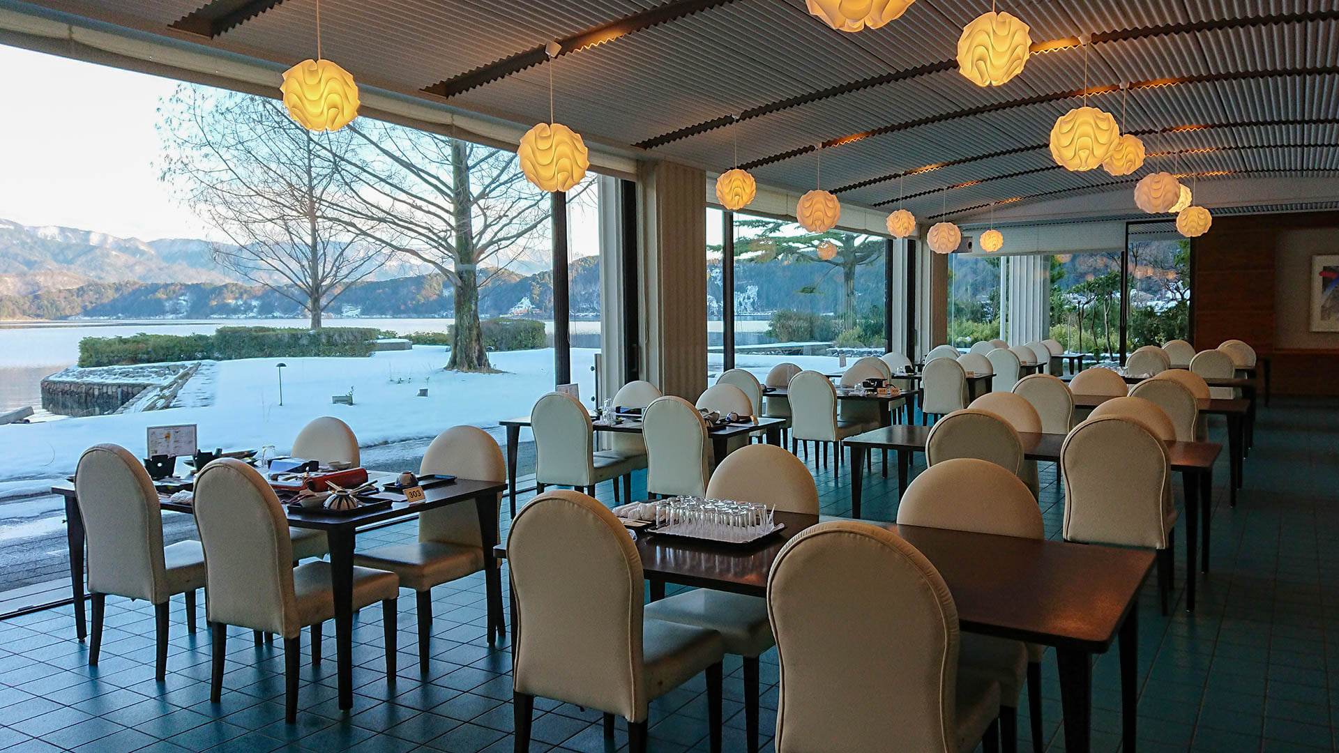 湖側が全面ガラス窓の広々としたレストラン。
