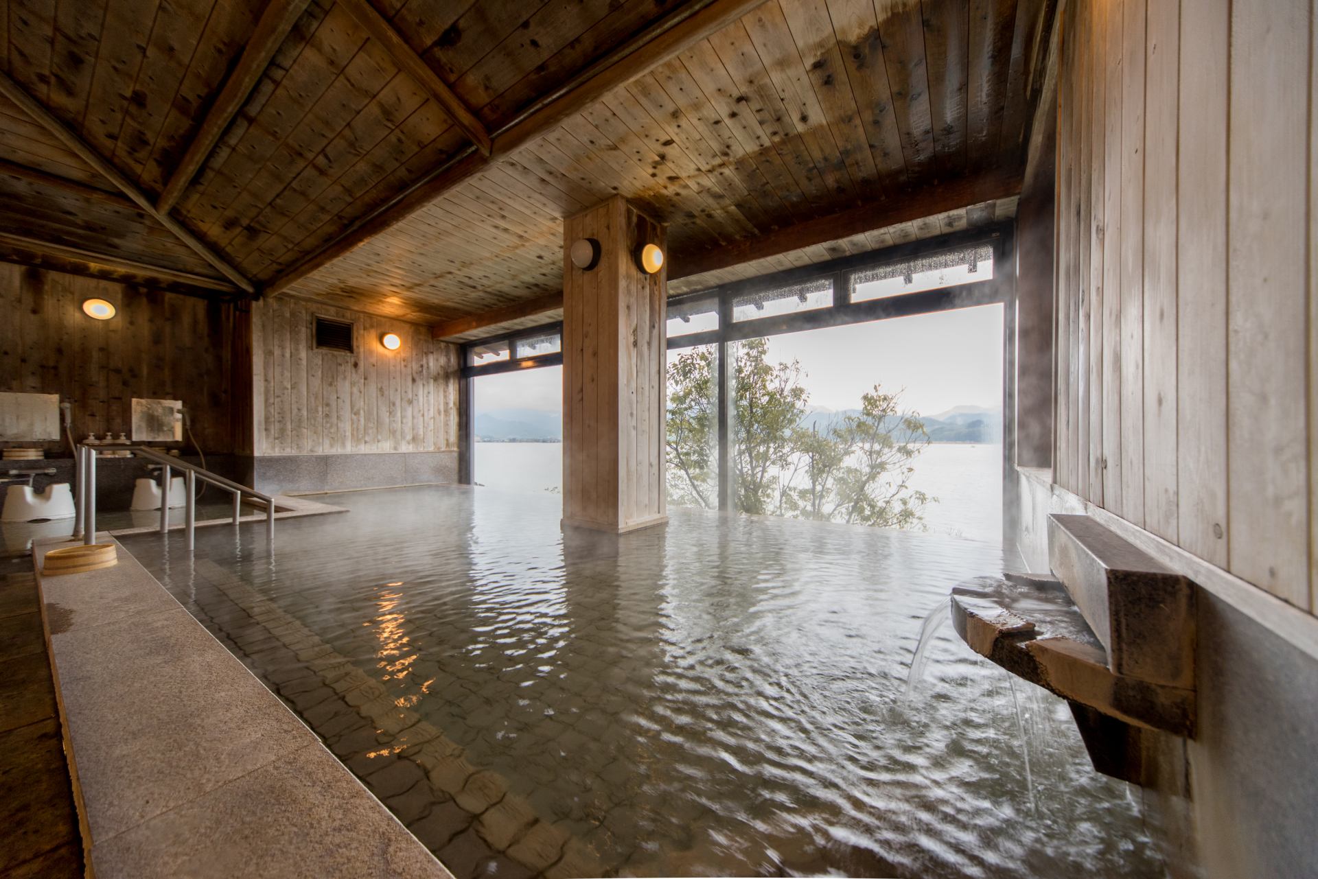 木のぬくもりあふれる内湯「まんりょうの湯」からも東郷湖が見られます。