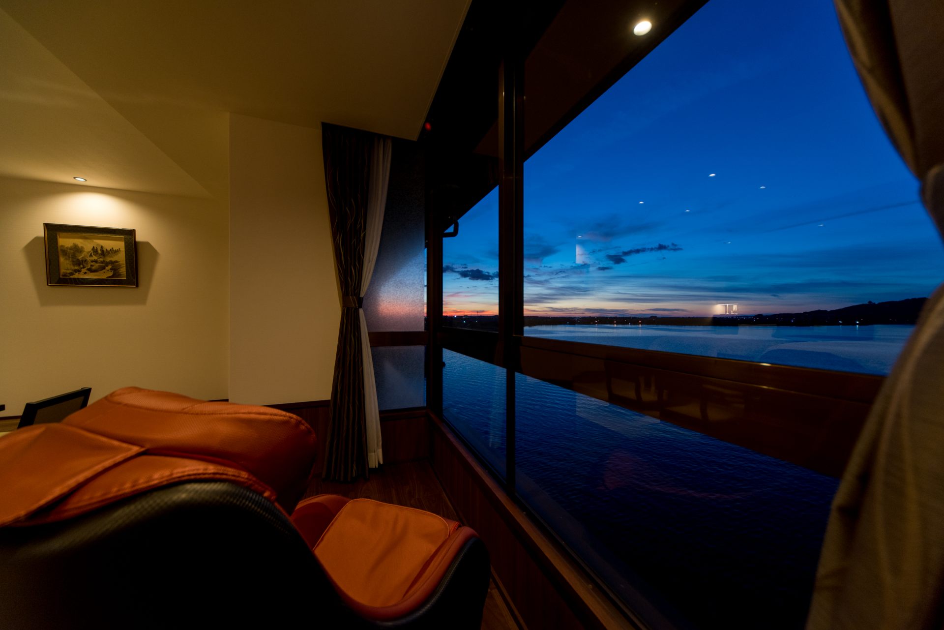 特別室「鹿子」からの眺望。沈みゆく夕陽と迫りくる夜で一帯が幻想的に。