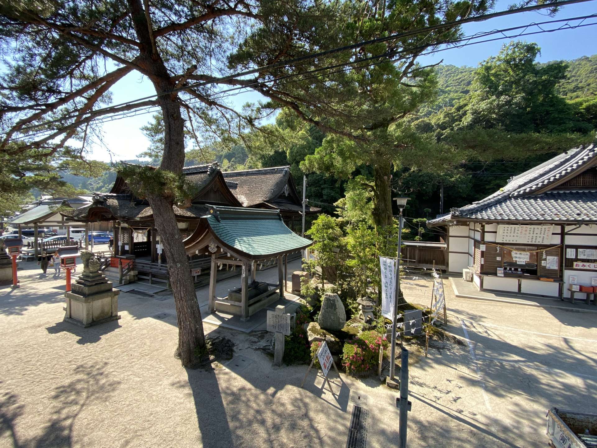 創建は約2000年前で、近江最古といわれる歴史を誇る白鬚神社。境内には著名な歌人の歌碑も多数。