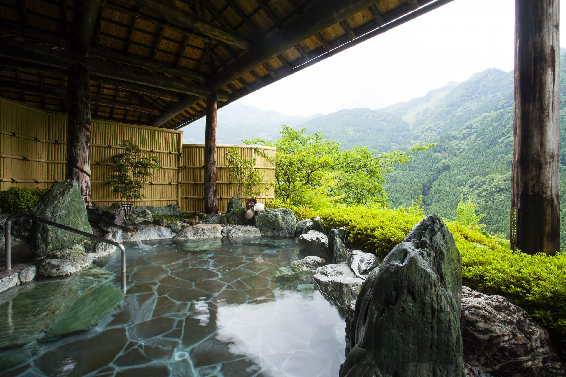 男湯「雲海の湯」は、趣あふれる岩肌の温泉。荒々しさと絶景が調和しています。