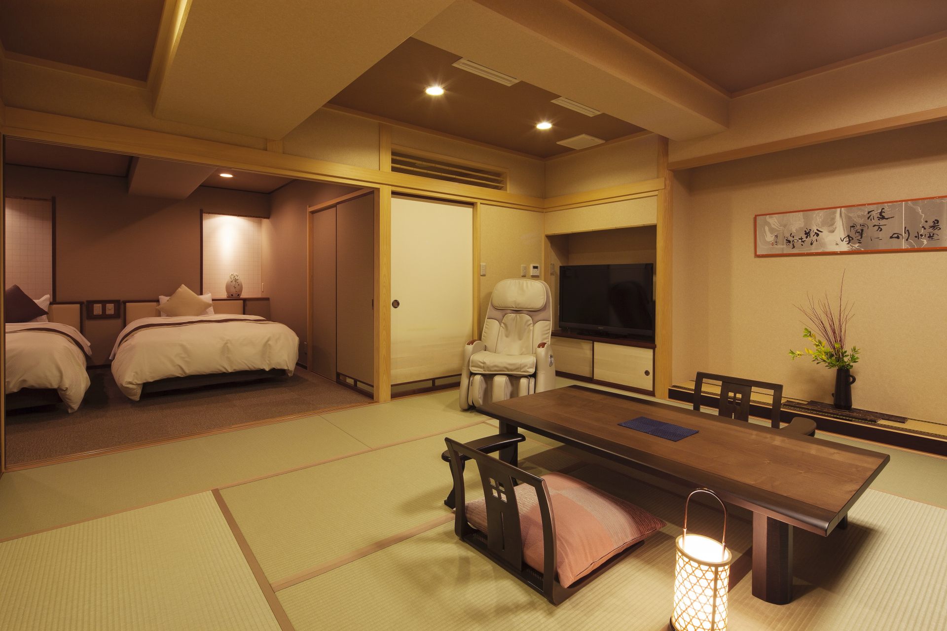和室と洋室を備える和モダンな特別室は、グループ旅行にぴったり。