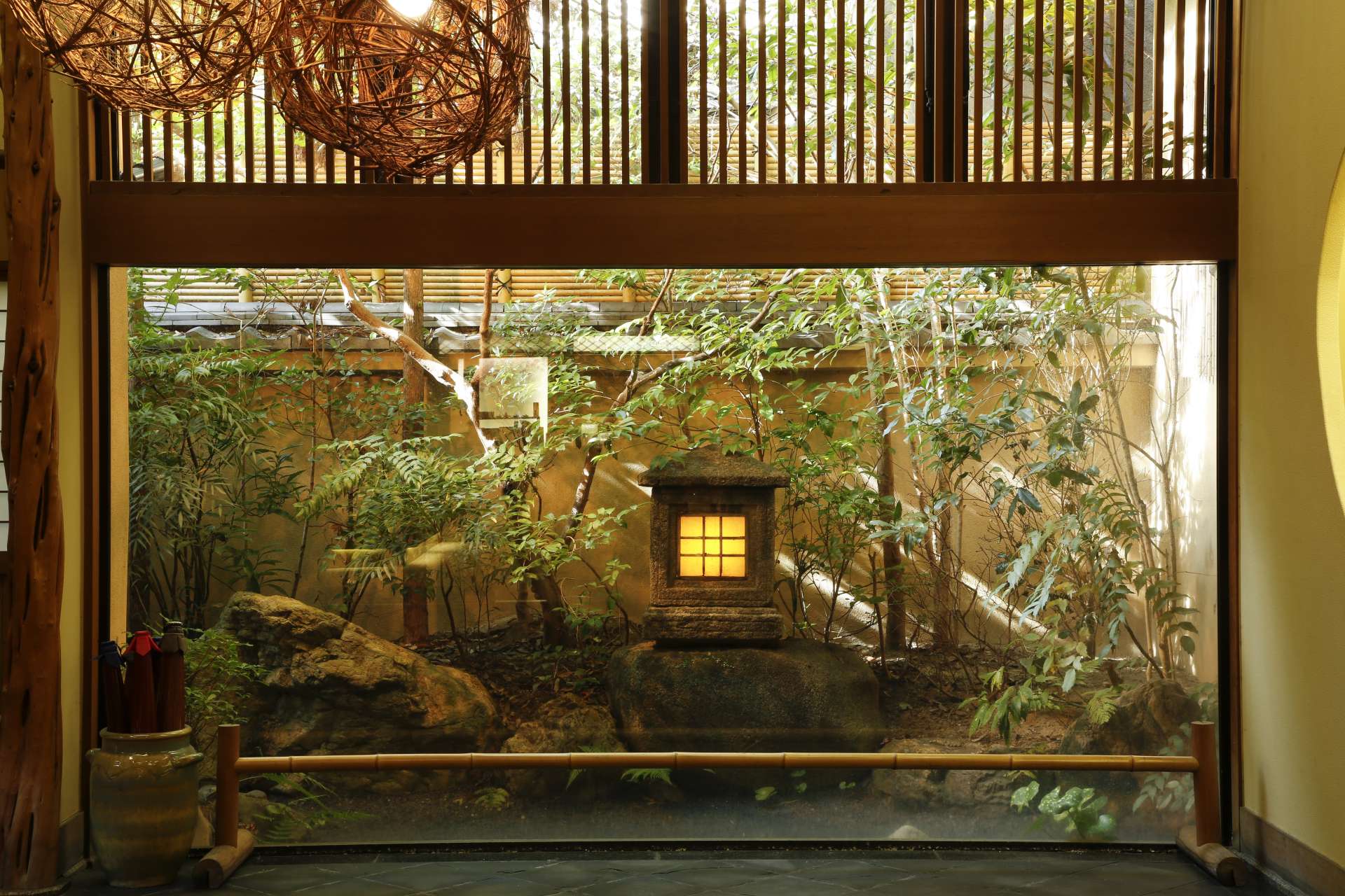 季節感と京風情あふれる坪庭も。