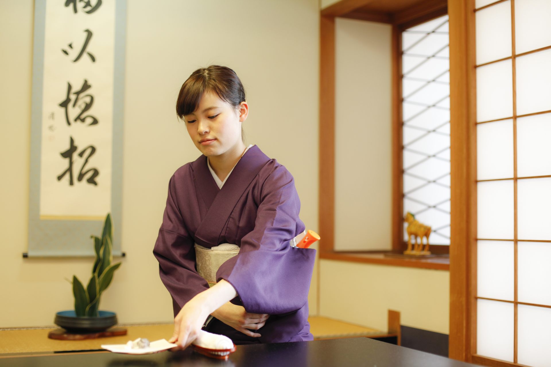 来館時には抹茶と京菓子で温かく出迎えてくれます。