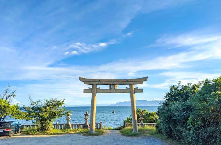 播磨灘に浮かぶようにそびえたつ鳥居が人気スポット。最高の1枚をねらって。