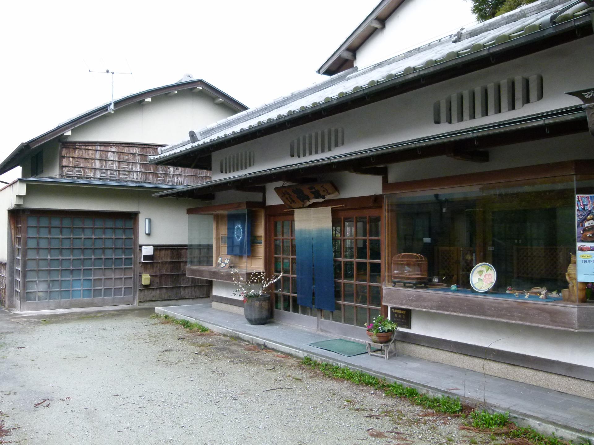 本藍染めの暖簾(のれん)やタペストリーが日本伝統家屋とマッチ。