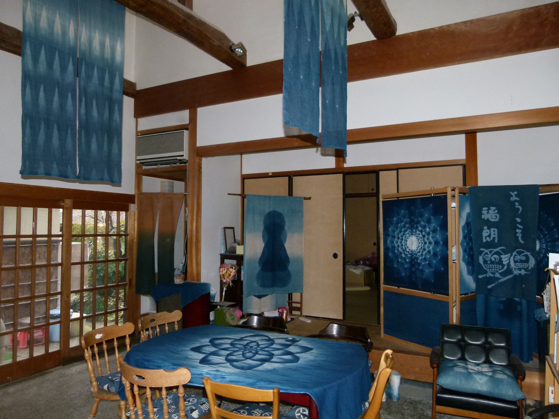 “ジャパンブルー”と呼ばれる、日本を象徴する美しい藍色が魅力。