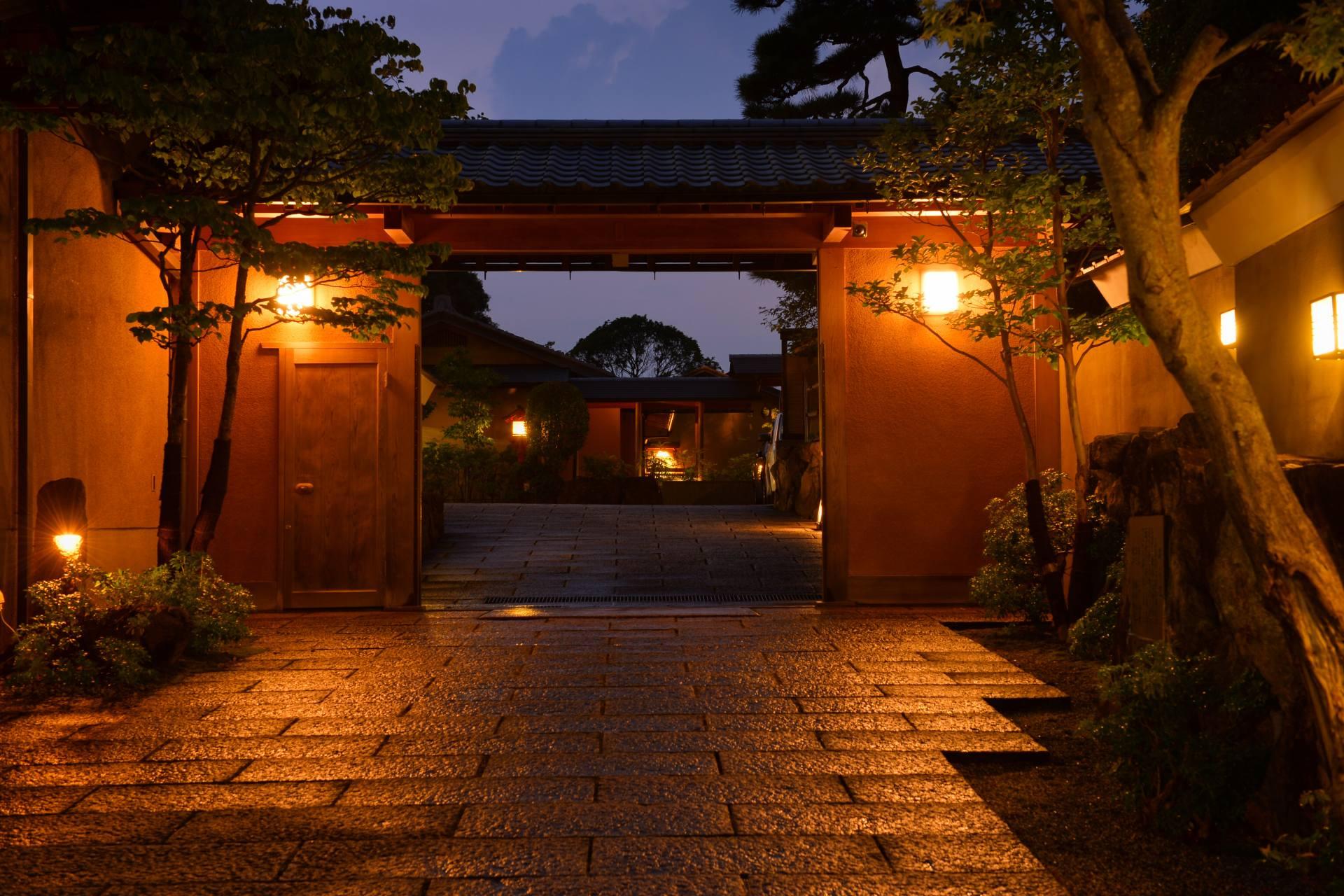 奈良公園にひっそりと佇む「むさし野」。門構えからも荘厳さが伝わります。