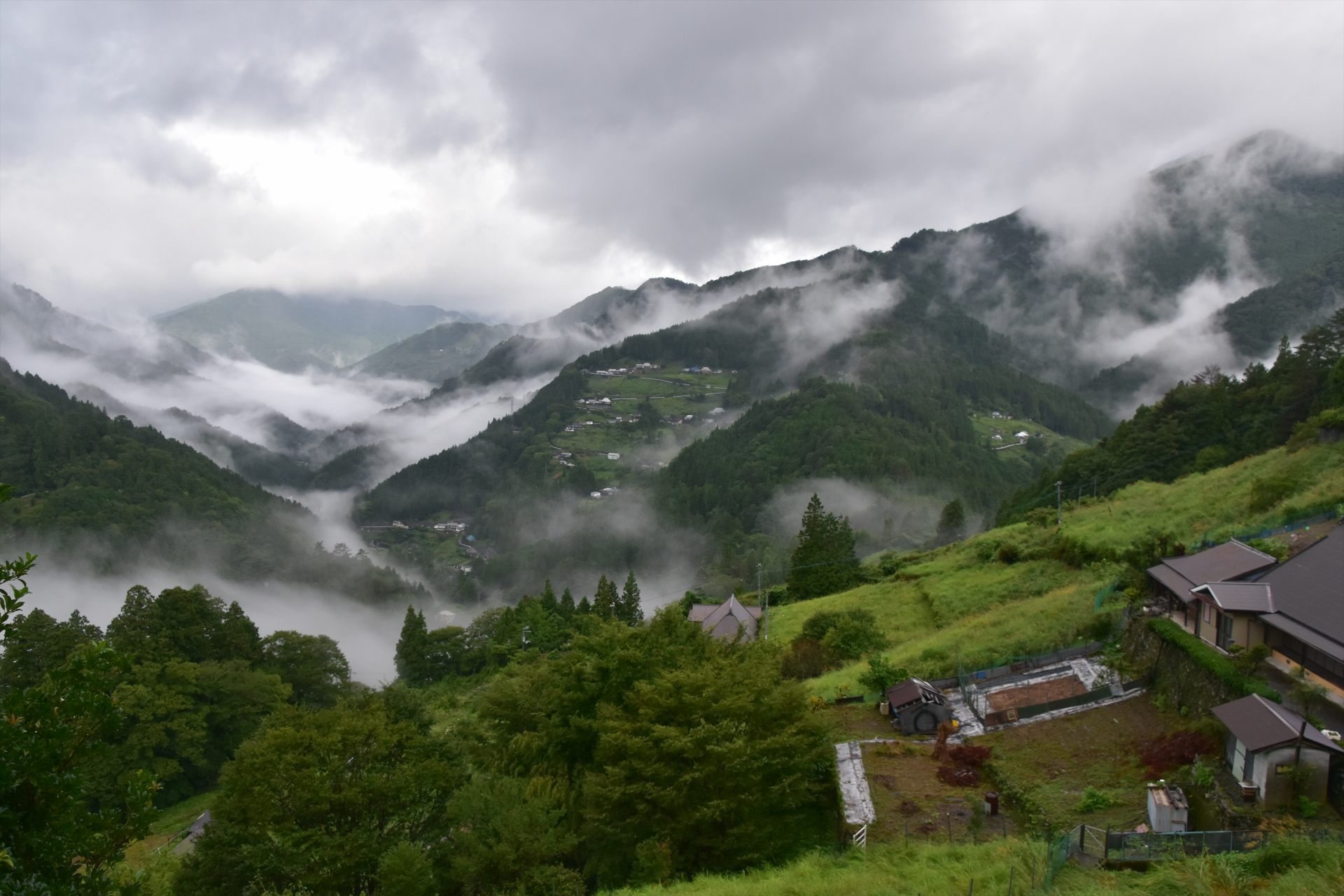 落合集落から見た霧がかかる風景