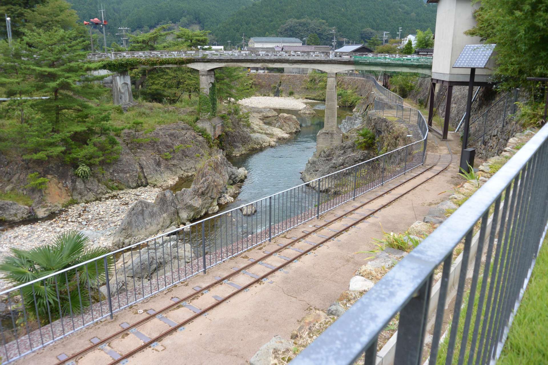 銀の運搬のため、明治初期にここ生野と姫路の港を結ぶ一本の道が整備されました。日本で初めて築かれた高速産業道路であり、生野銀山と鉱山町の繁栄を支えた歴史と文化の道です。その一部を今も見ることができます。