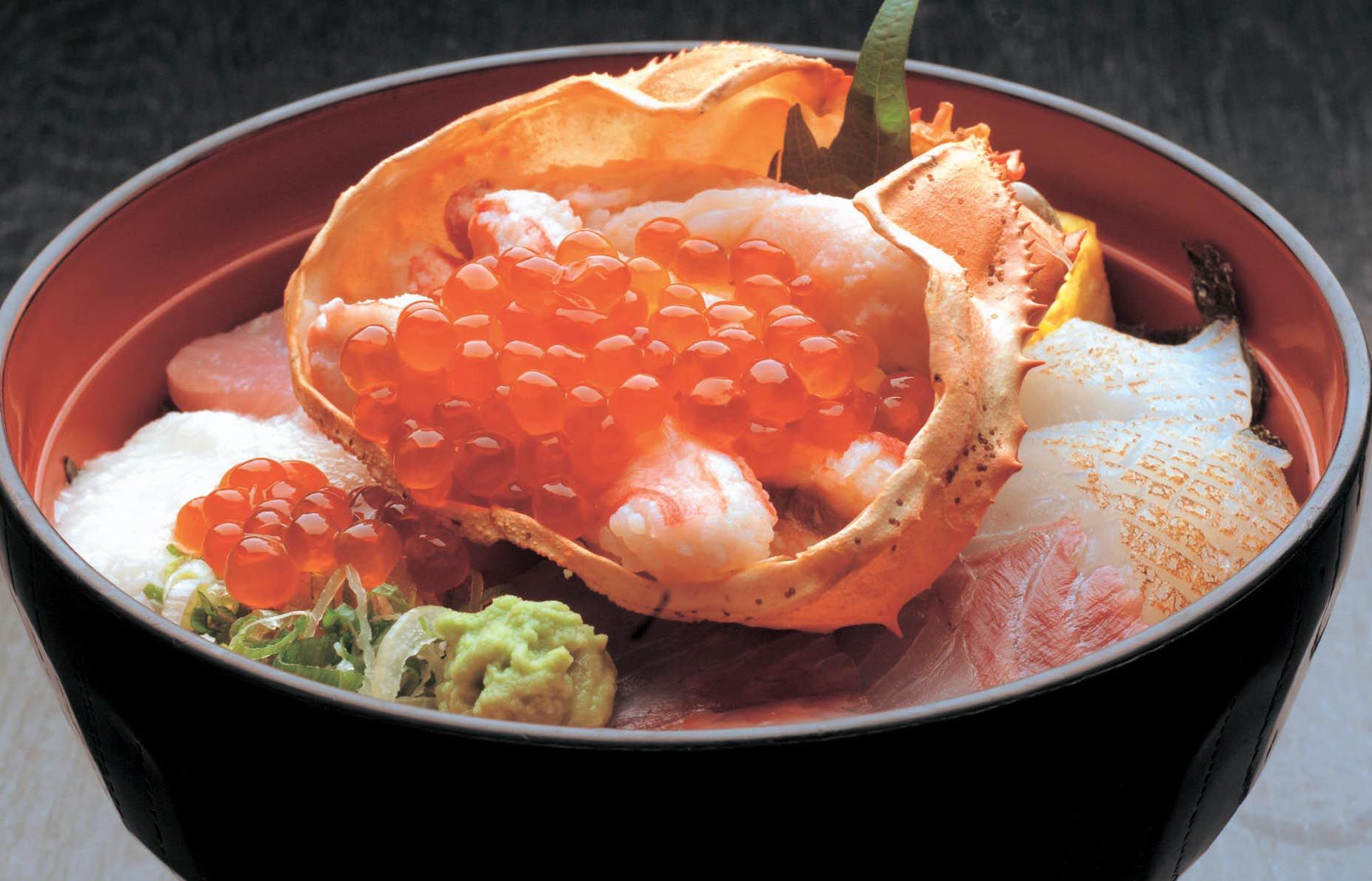 新鮮な魚介をリーズナブルな価格で味わえると評判の「市場食堂 賀露幸」。目にも豪華な特選海鮮丼2,180円(税込)は人気の定番。