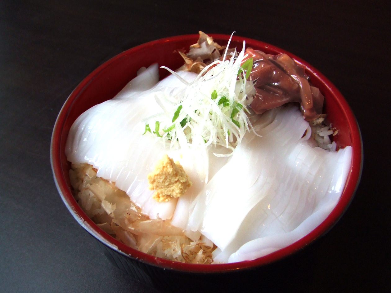 イカ丼2,300円(税込)もおすすめ。透明感のあるイカは新鮮な証拠です。コリコリとした食感を楽しんで。
