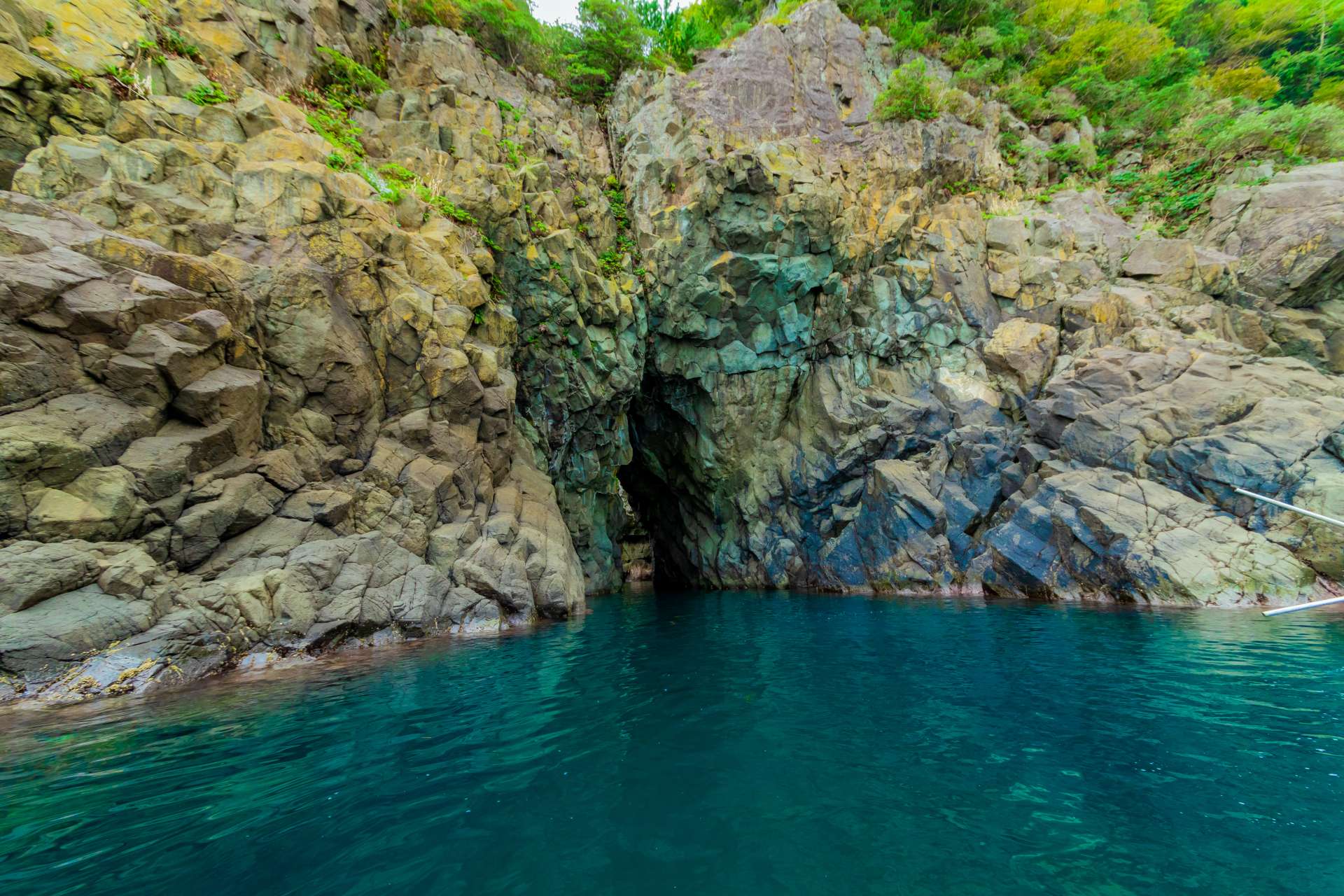 洞門の先に広がる「青の広場」は、青の広場・鷹の巣島コース（60分）の最大のみどころ。晴れた日は陽光が水面に反射し、光り輝く広場が出現します。