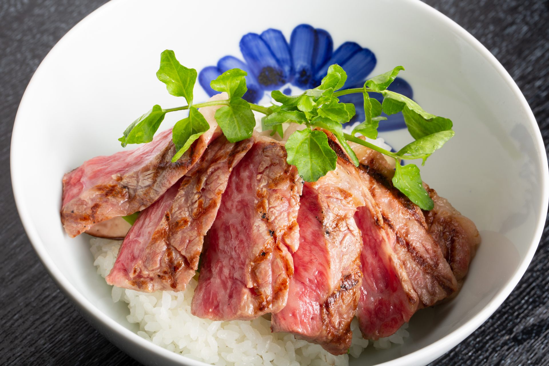 但馬玄ロースステーキ丼セット(サラダ・吸い物付き)6,050円(税込)。