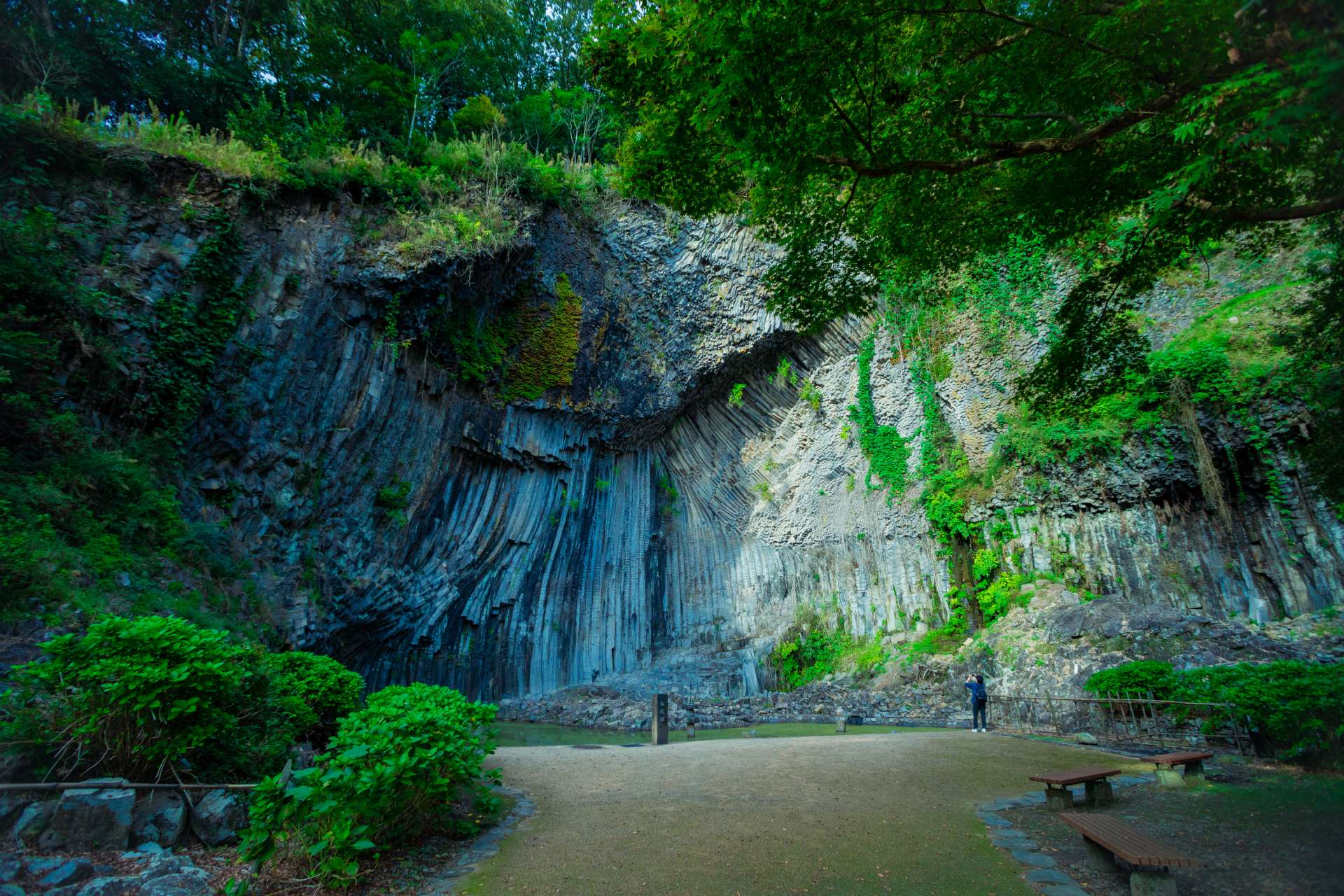 玄武洞公園では青龍洞や白虎洞、朱雀洞と名付けられた地形も。
