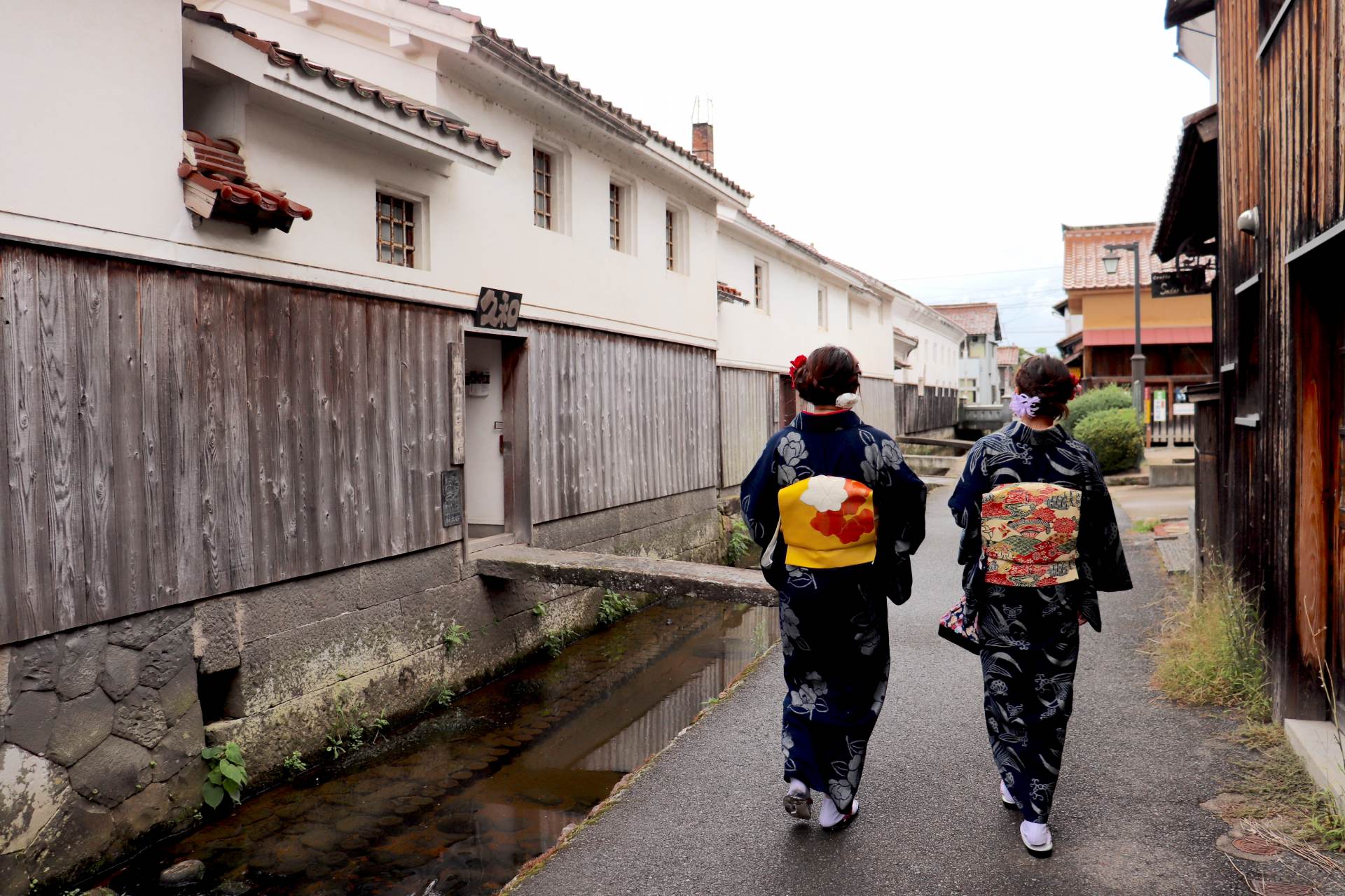 「白壁土蔵群」で歴史を感じる街歩き。旅の思い出を写真に収めて。©倉吉観光MICE協会