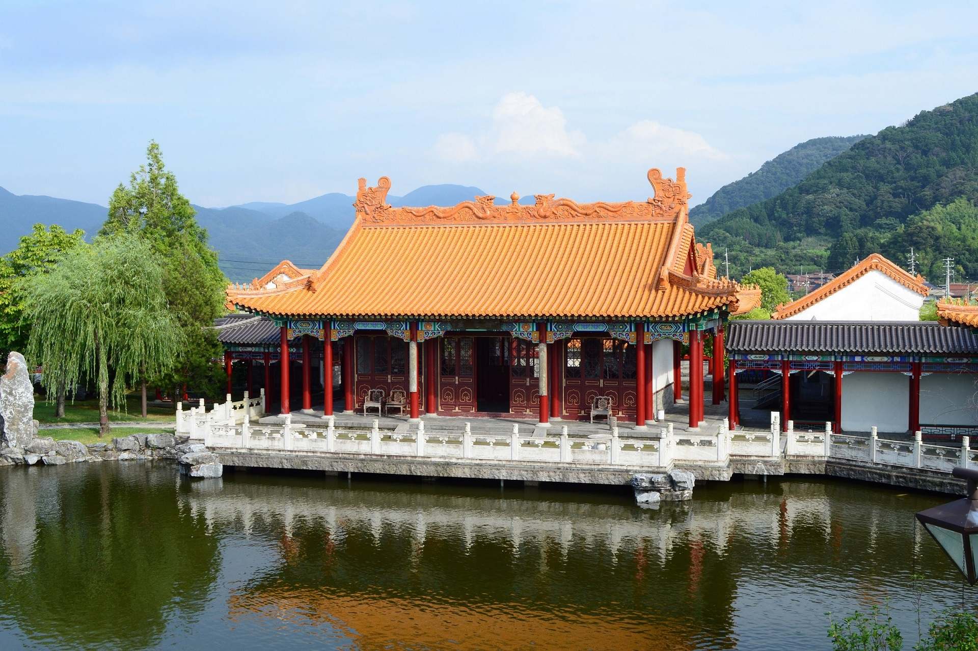 園内の中央に位置する第15景「天湖」の湖畔には、豪華な建造物が軒を連ねています。