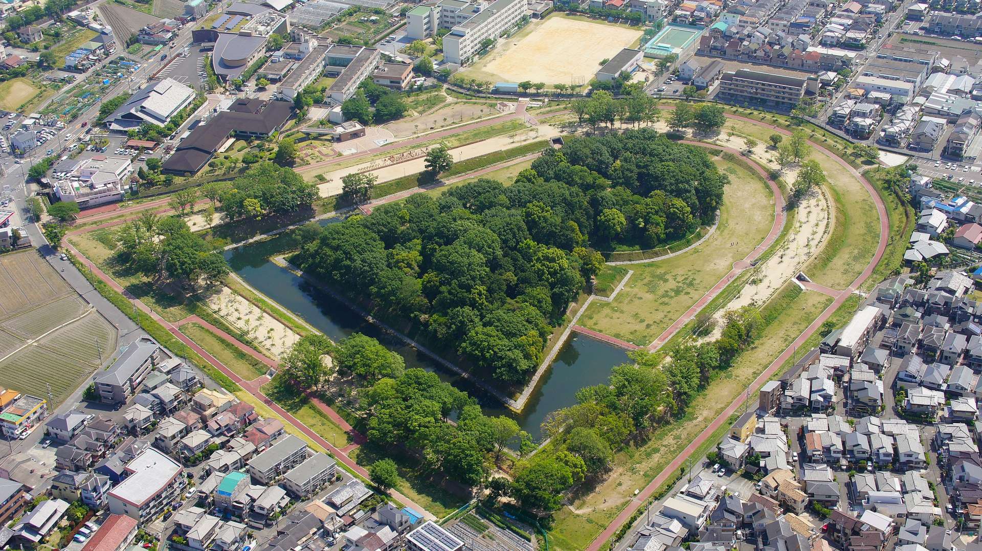 淀川流域最大級の前方後円墳を取り囲む「今城塚古墳公園」。