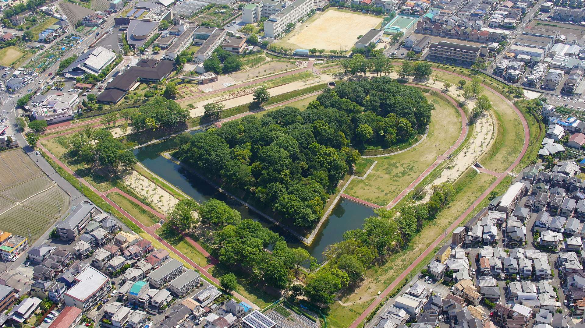 淀川流域最大級の前方後円墳を取り囲む「今城塚古墳公園」。
