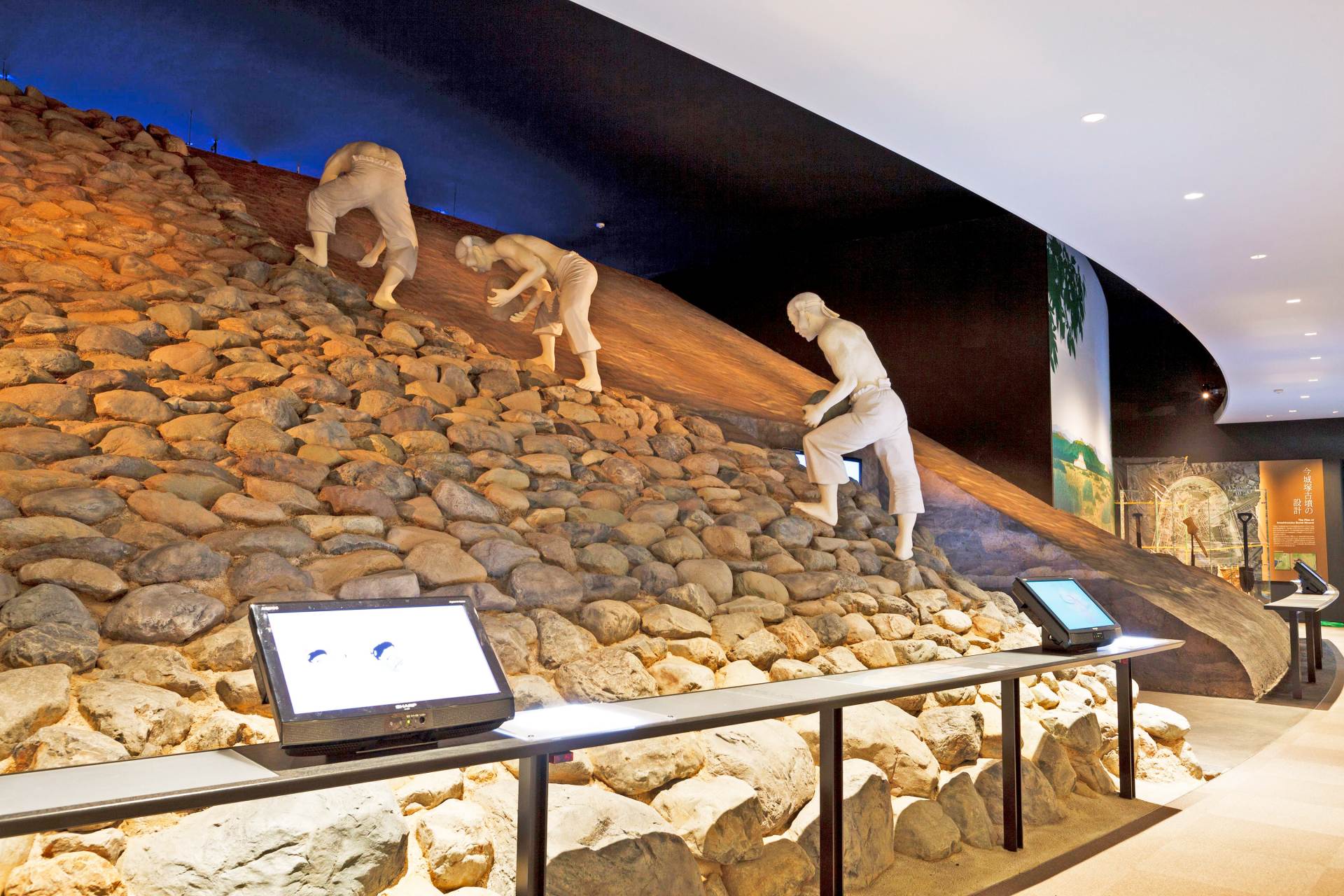 10年にわたる発掘成果を展示する「今城塚古代歴史館」。