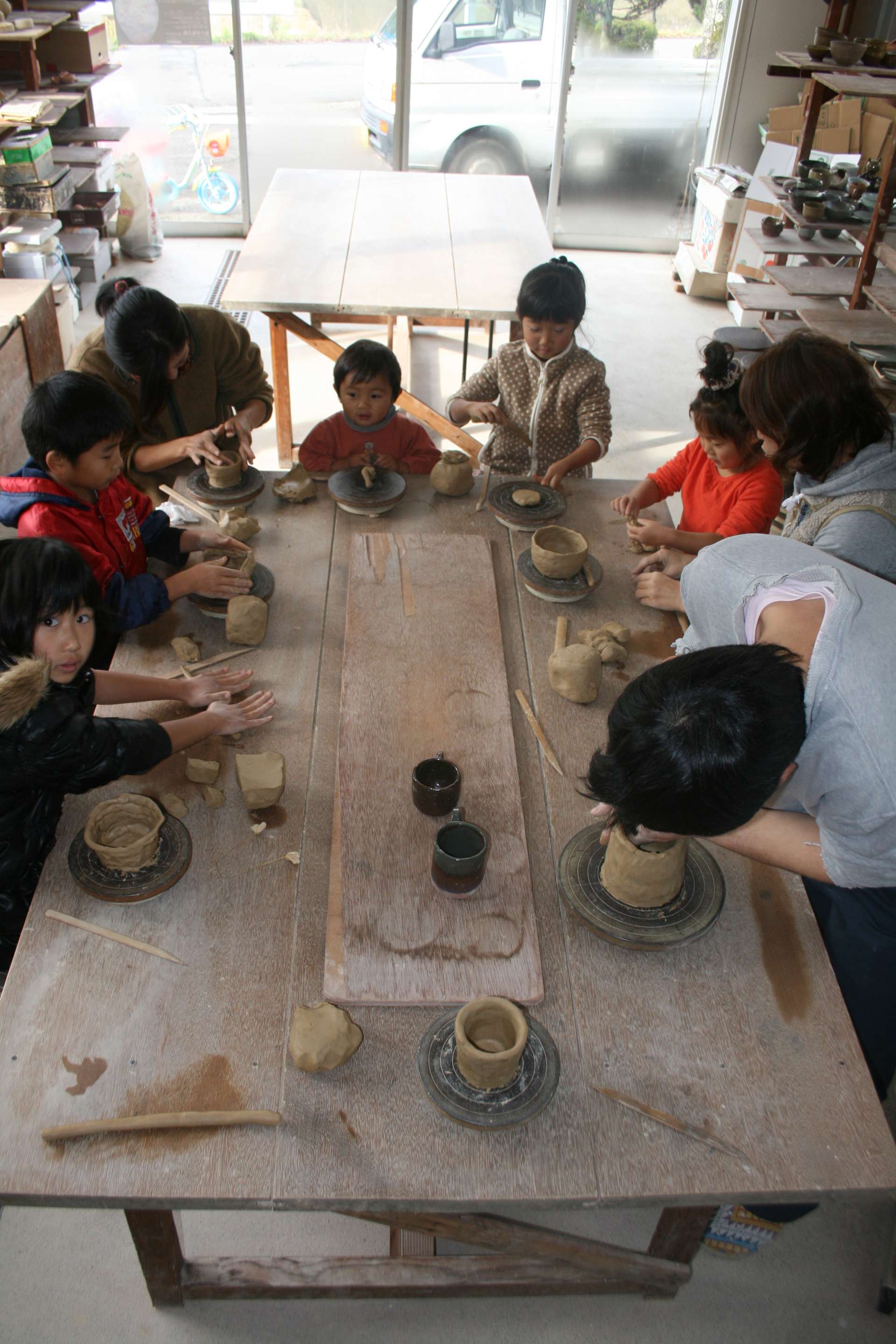 1,000年前から続く良質な土を使って、世界に1つだけの作品づくりを楽しんで。