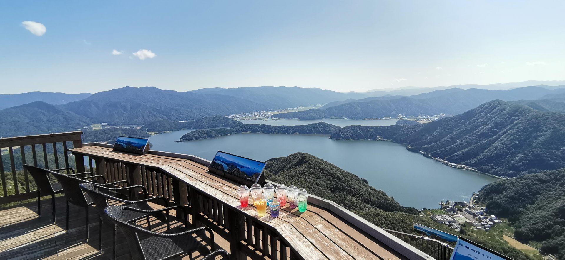 公園内で唯一、日本海と三方五湖すべての湖を眺められる「若狭テラス」。