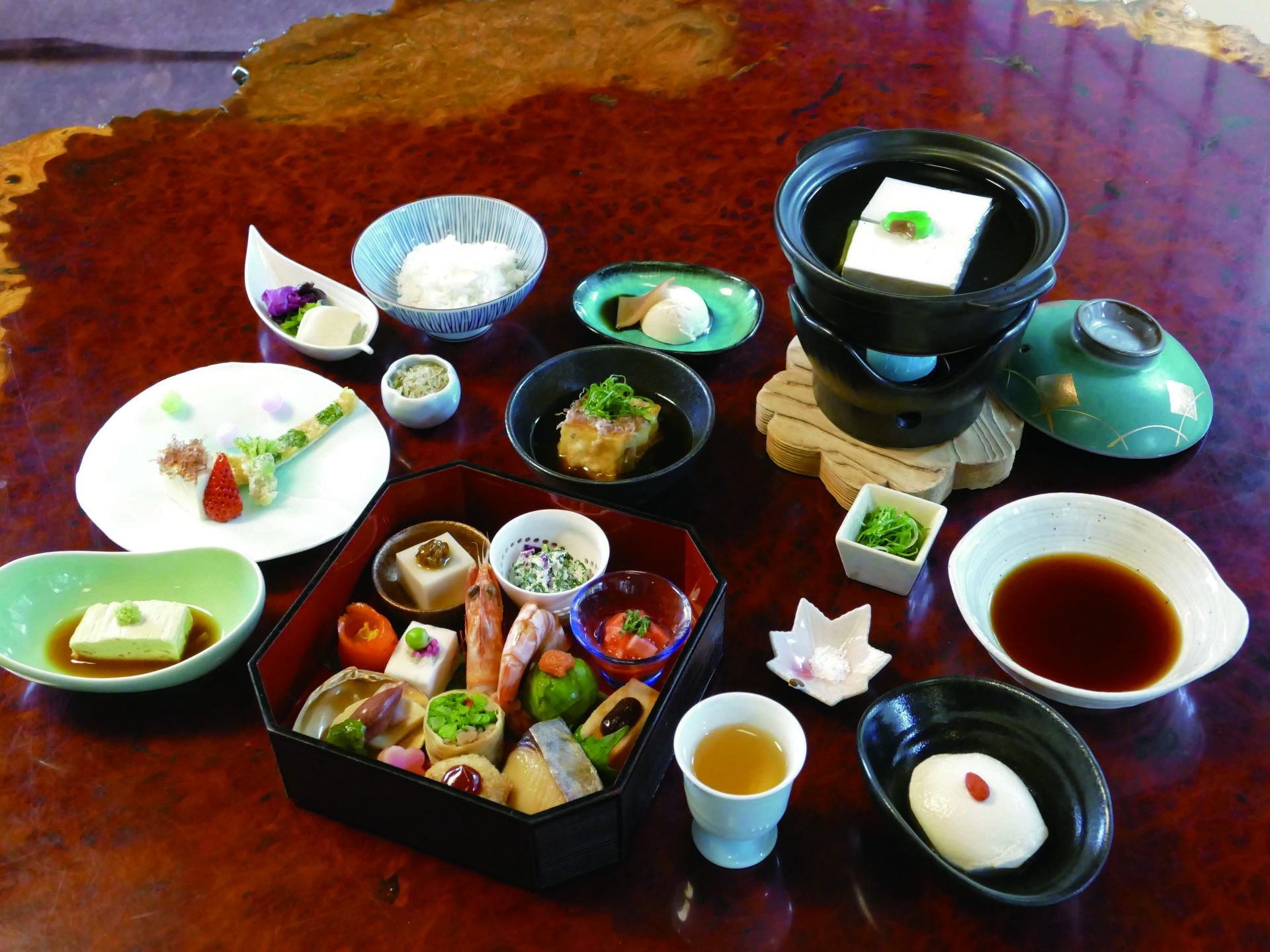 「松籟」(5,060円)が人気。老舗豆腐店「森嘉」の嵯峨豆腐料理や季節の逸品で、京の美味と四季を堪能して。