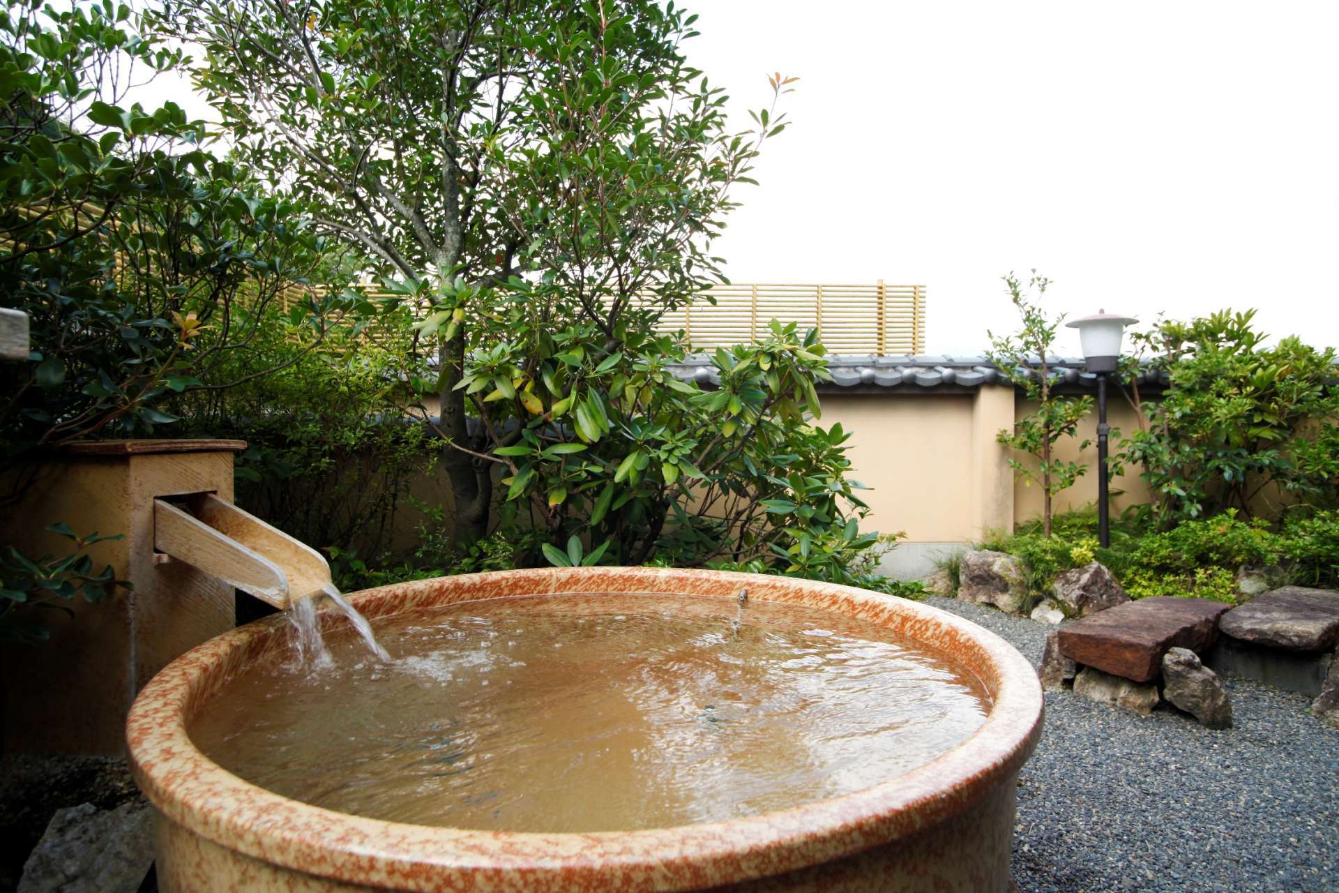 「碧川閣」には信楽焼の露天風呂付き客室も。絶景と温泉を独り占めできます。