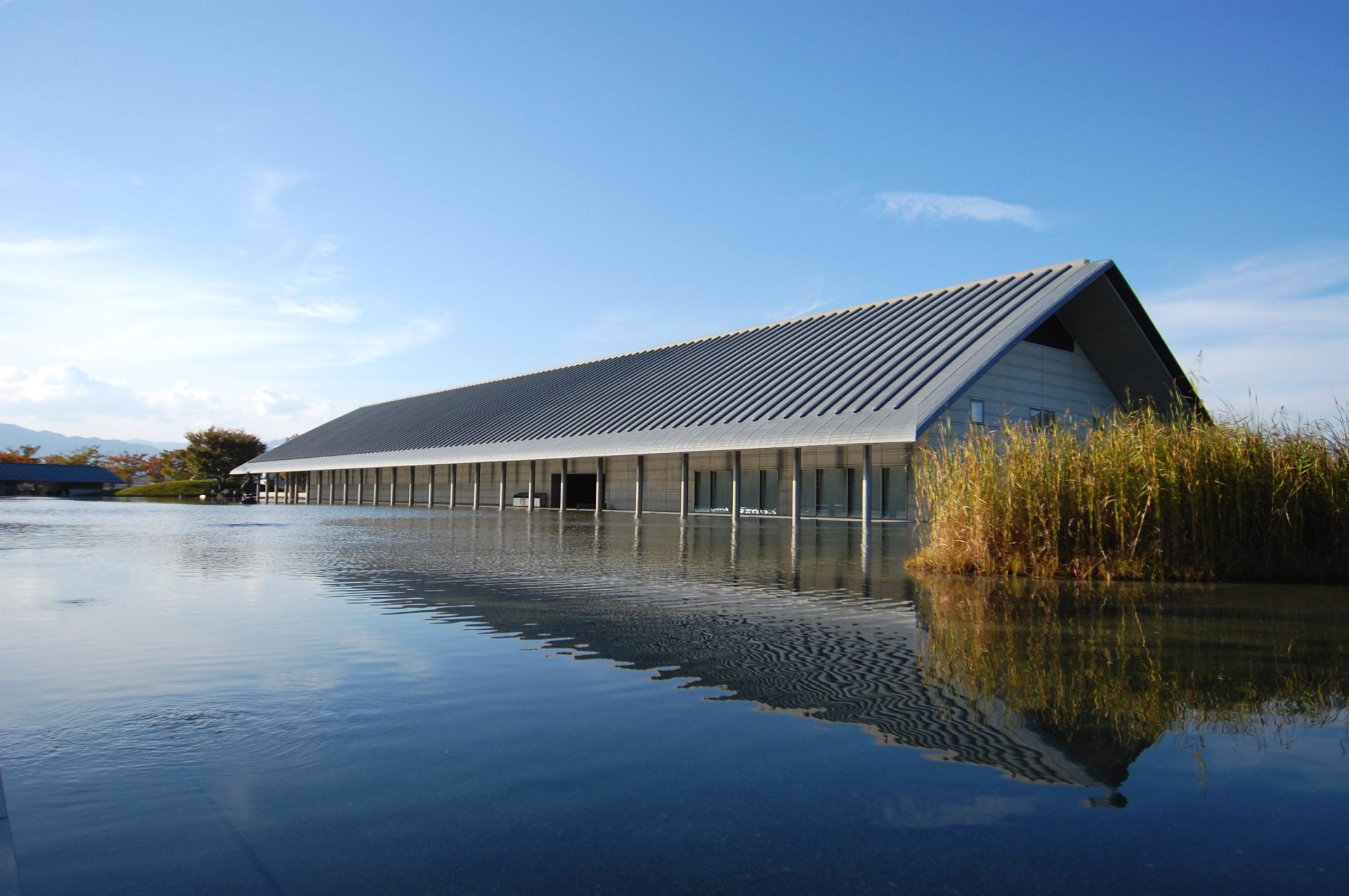 琵琶湖のほとりに佇む「佐川美術館」。水と近代建築が融合したモダンな佇まいが目を惹きます。