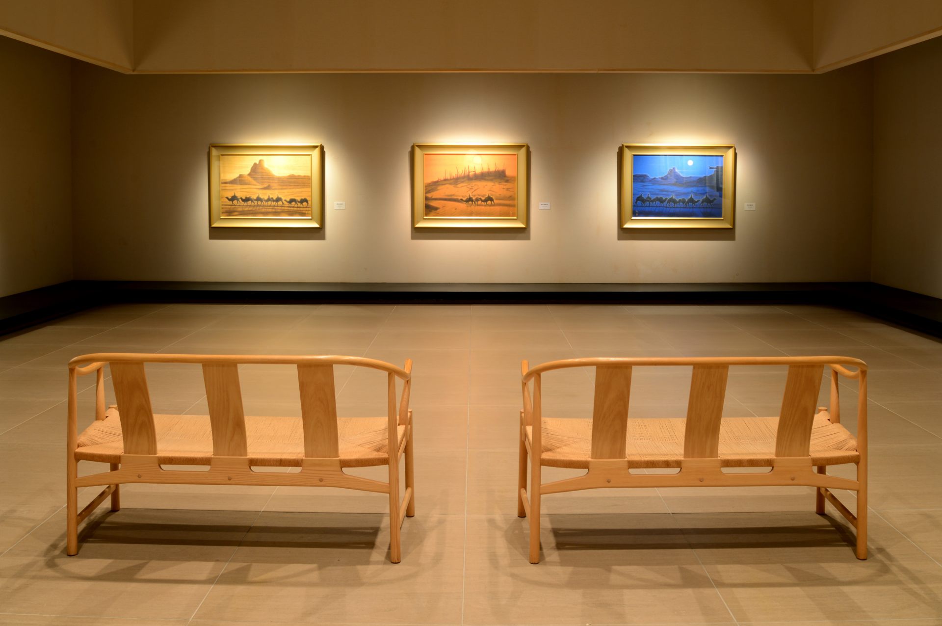 平山郁夫氏の代表作「楼蘭遺跡(ろうらんいせき)三題」の展示も。ゆったり広々とした空間の中で、作品が存在感を放ちます。