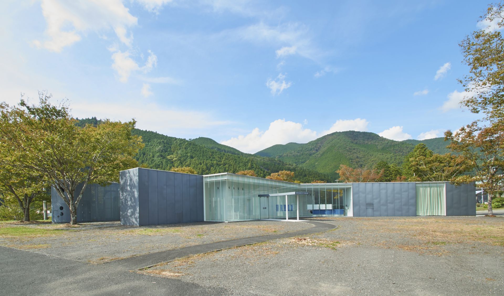 自然あふれる山間に佇む「熊野古道なかへち美術館」。現代建築が印象的な外観。