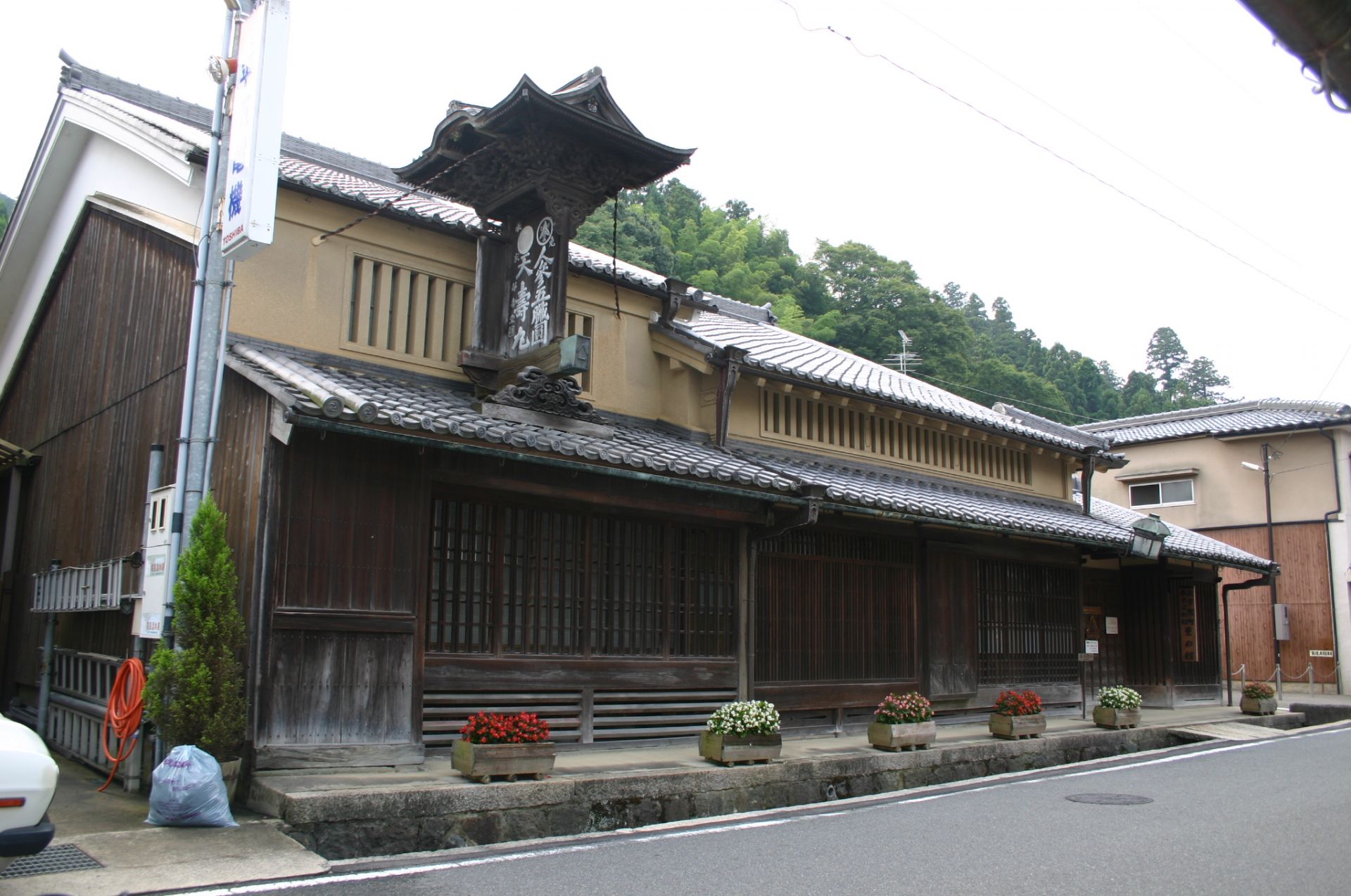 宇陀松山地区のシンボル「薬の館」。唐破風(からはふ)の屋根装飾が威厳を放ちます。