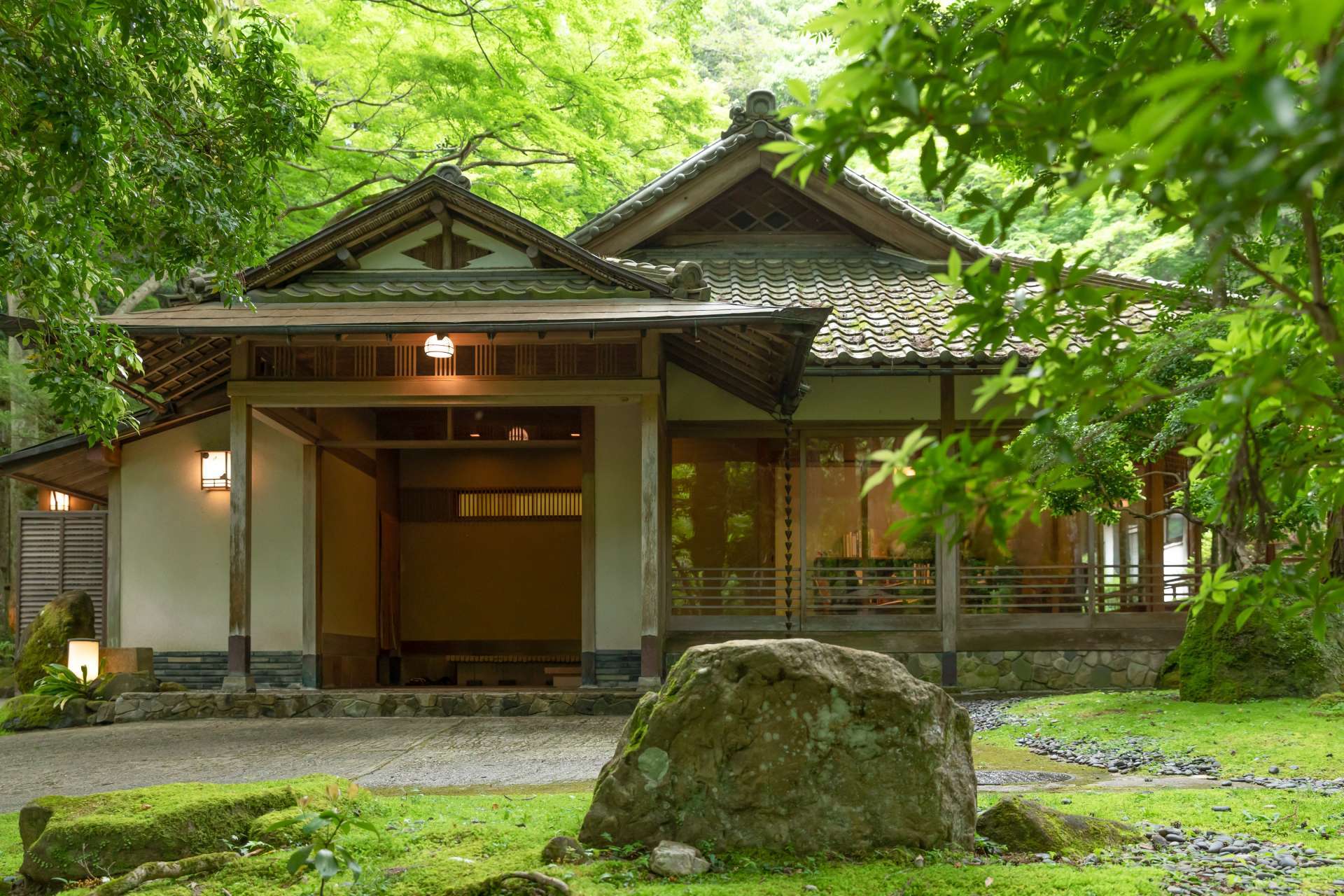 1903年創業の老舗料理旅館「月日亭」。世界遺産・春日山原始林に抱かれるロケーションが自慢。