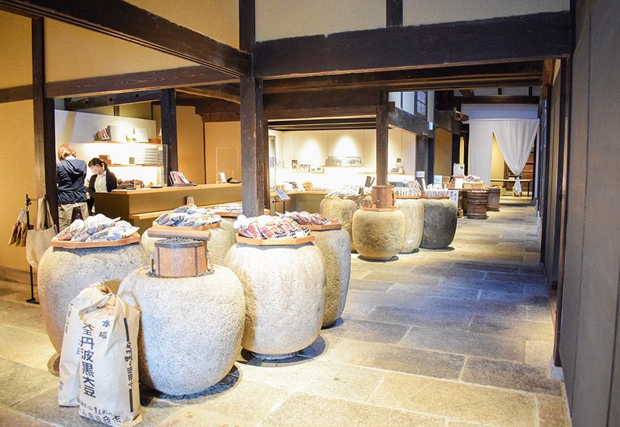 古くは江戸時代から京都の商家にあった町家石を敷き詰めた店内。随所に歴史が感じられます。