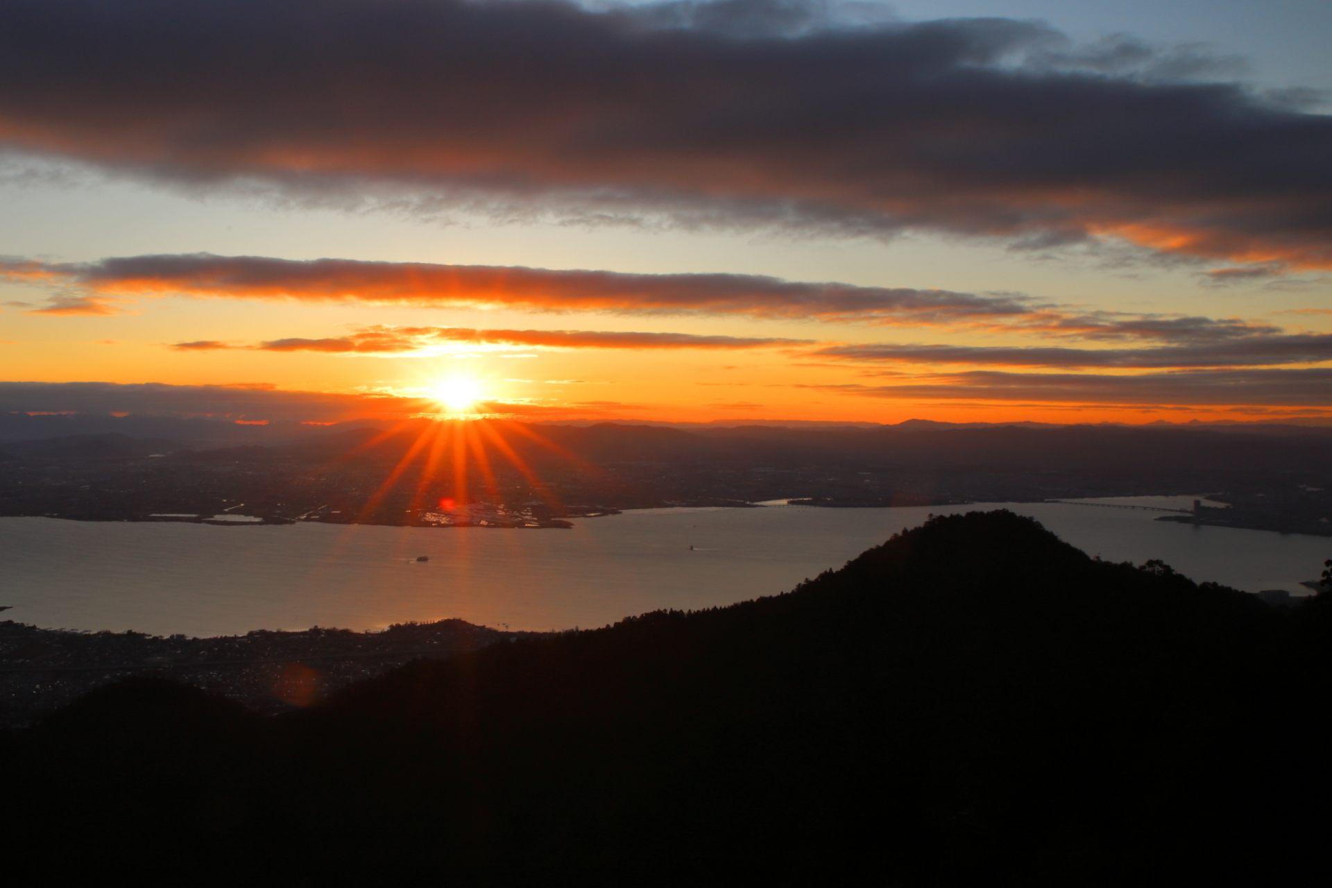 境内から臨む夕焼けも見応え抜群。暮れゆく陽に思いを巡らせて。