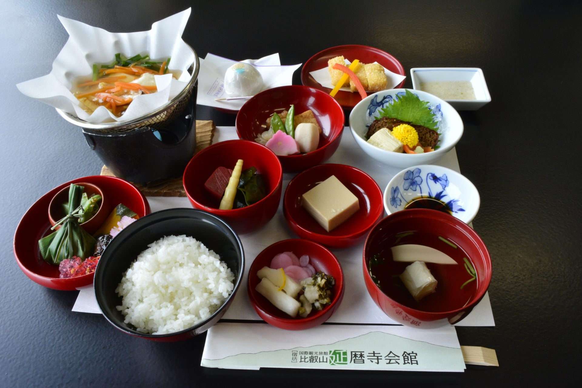 延暦寺境内ならではの、地元食材を中心に使った本格的な精進料理の数々。胡麻豆腐やくみあげ豆腐が特に好評。