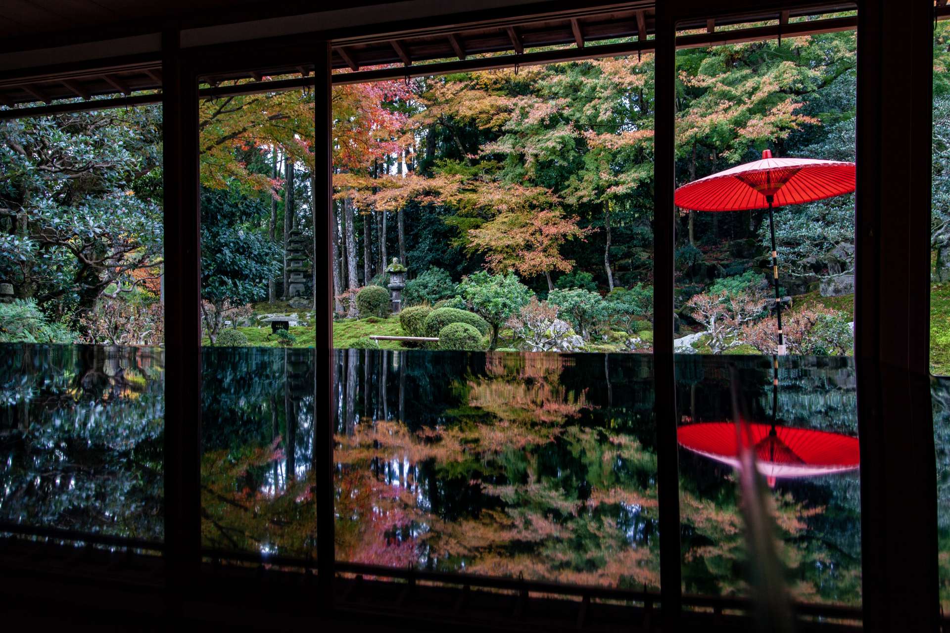 国指定名勝庭園に認定されている日本庭園。格式高い屋敷と庭園が融合する美しさは、思わず息をのむほど。