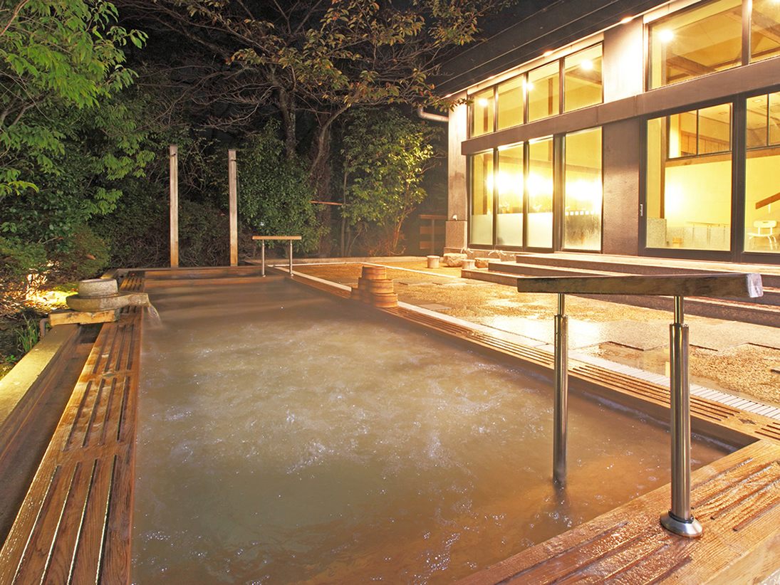 自然に抱かれ、木立越しに琵琶湖を一望できる自慢の露天風呂。