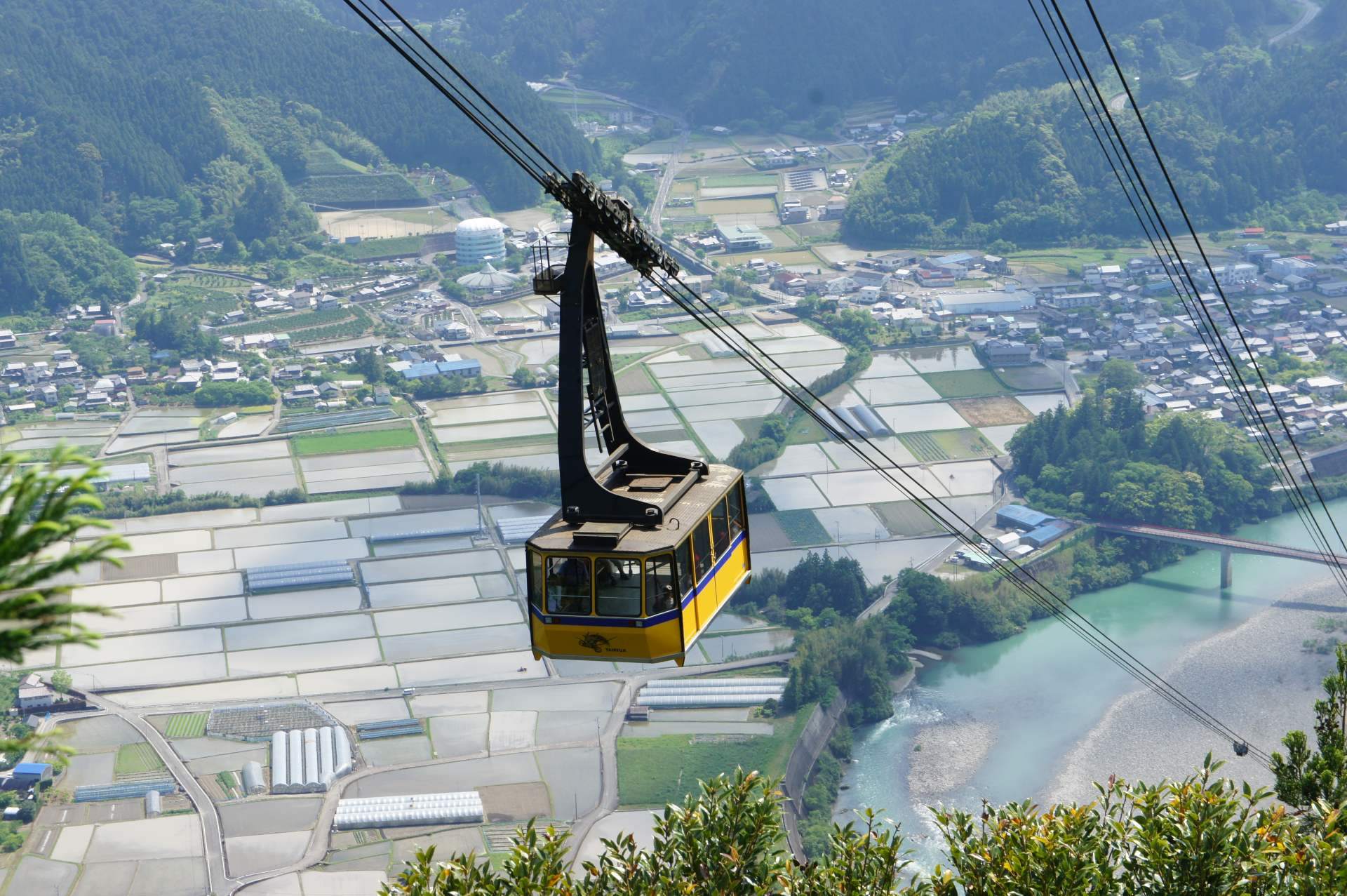 那賀川を越える全長2775m・乗車人員101人の大型ロープウェイ